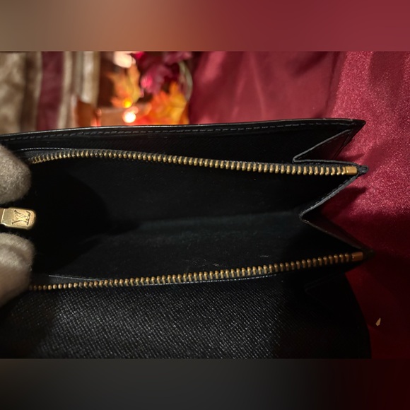 Authentic Louis Vuitton Black EPI Leather Unisex Wallet - Picture 12 of 12